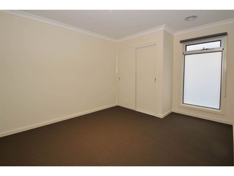 2/11 Portsmouth Place, Epping VIC 3076