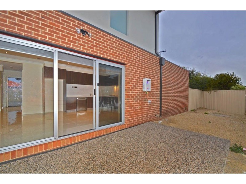 2/11 Portsmouth Place, Epping VIC 3076