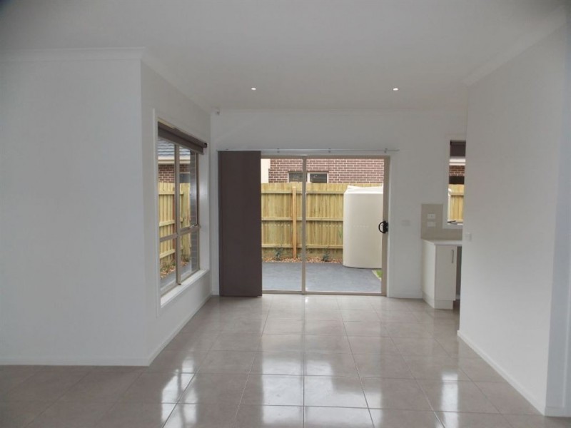 2/27 Cyprus Street, Lalor VIC 3075