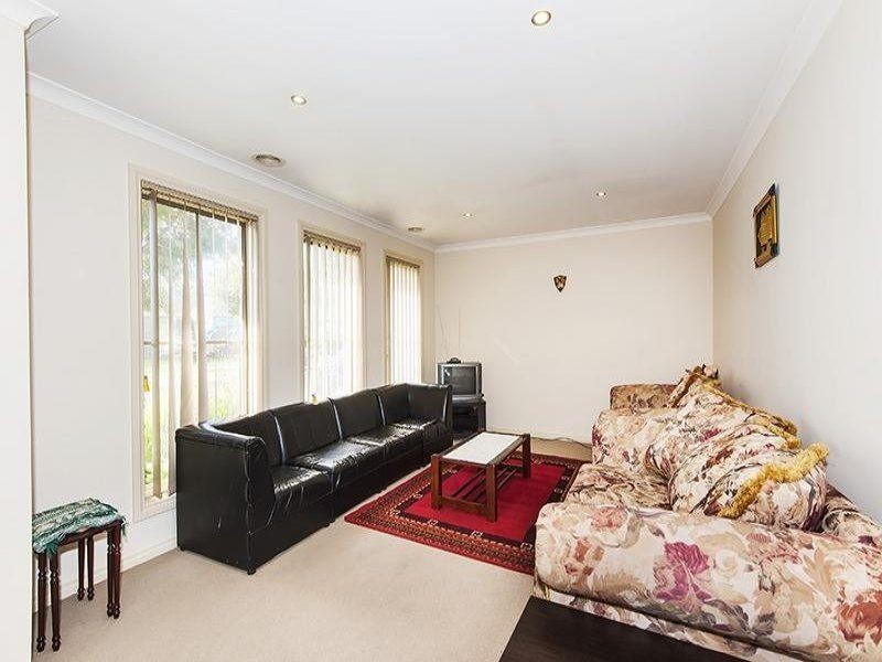 15 Jindabyne Avenue, South Morang VIC 3752