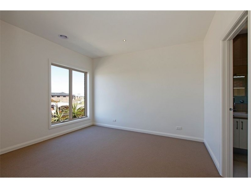 17 De Rossi Boulevard, Epping VIC 3076