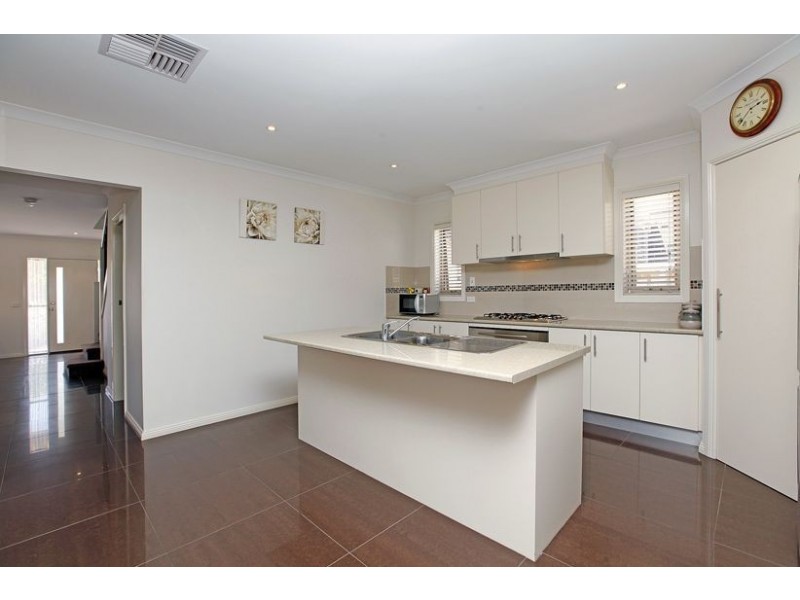 5 Canterbury Grove, Epping VIC 3076