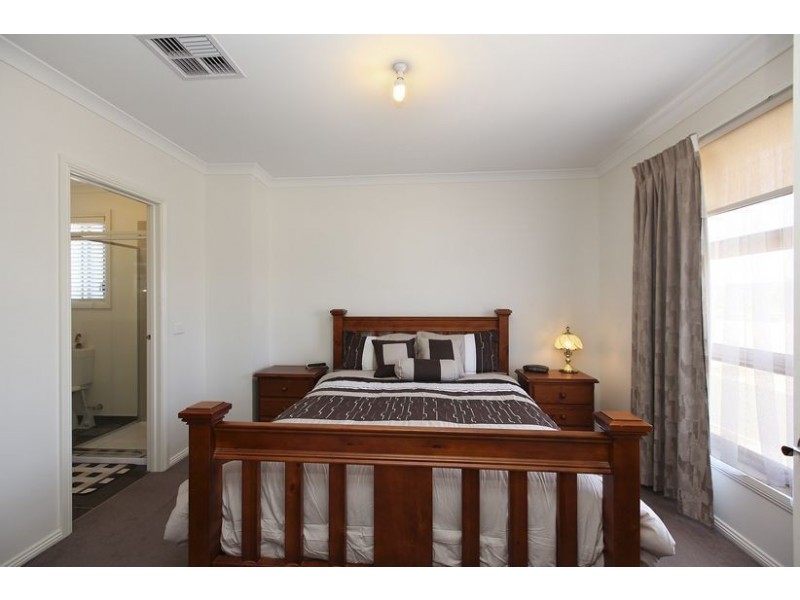 5 Canterbury Grove, Epping VIC 3076