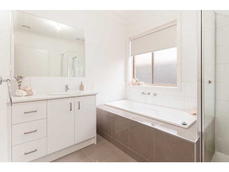 33 Creswick Drive, Wollert VIC 3750