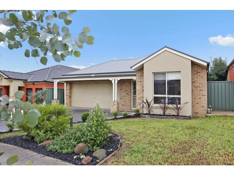 8 Renfrey Place, Craigieburn VIC 3064