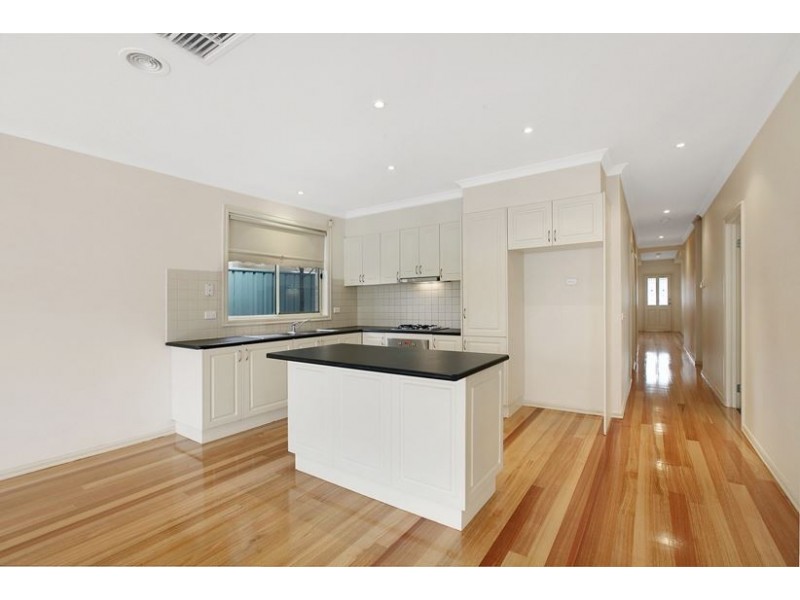 8 Renfrey Place, Craigieburn VIC 3064