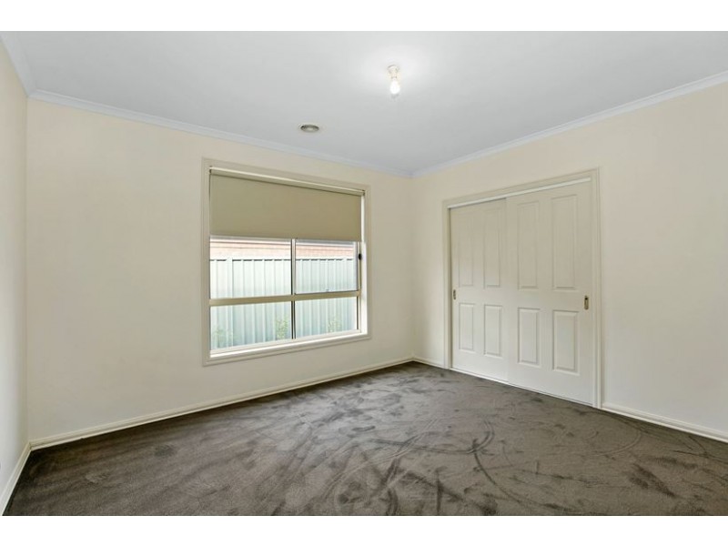 8 Renfrey Place, Craigieburn VIC 3064