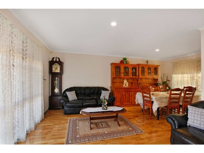 18 Ester Drive, Mill Park VIC 3082