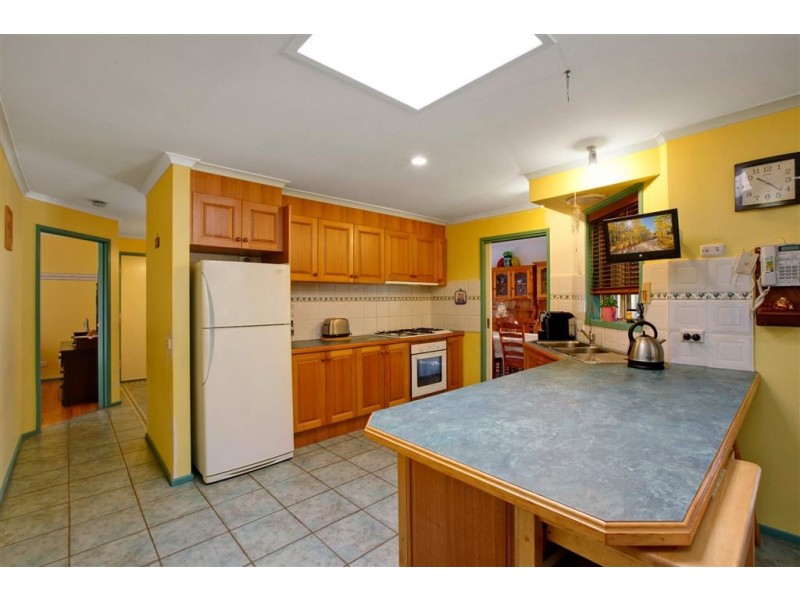 18 Ester Drive, Mill Park VIC 3082