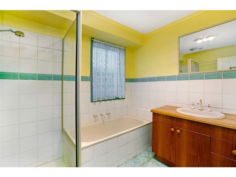 18 Ester Drive, Mill Park VIC 3082