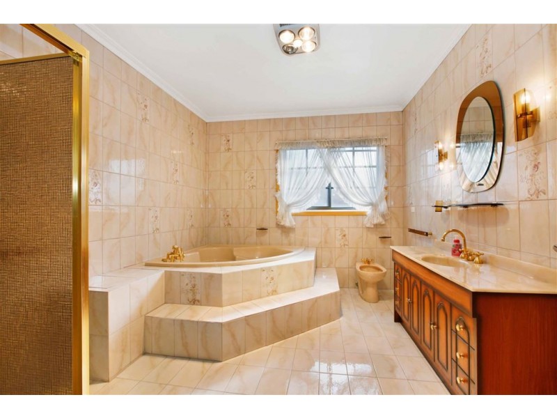 13 Wellington Crescent, Lalor VIC 3075