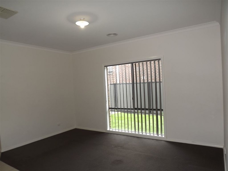 8 Blackrange Avenue, Craigieburn VIC 3064