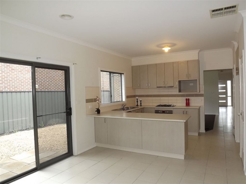 8 Blackrange Avenue, Craigieburn VIC 3064