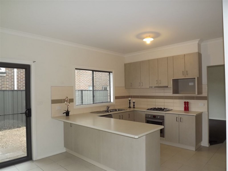 8 Blackrange Avenue, Craigieburn VIC 3064