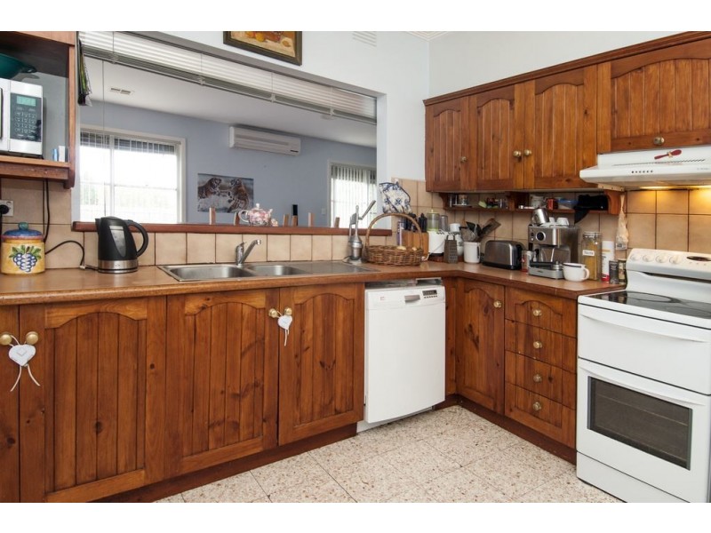 69 Mount View Road, Thomastown VIC 3074