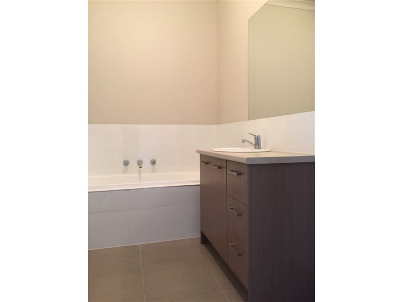 8 Wilhelmina Walk, Epping VIC 3076