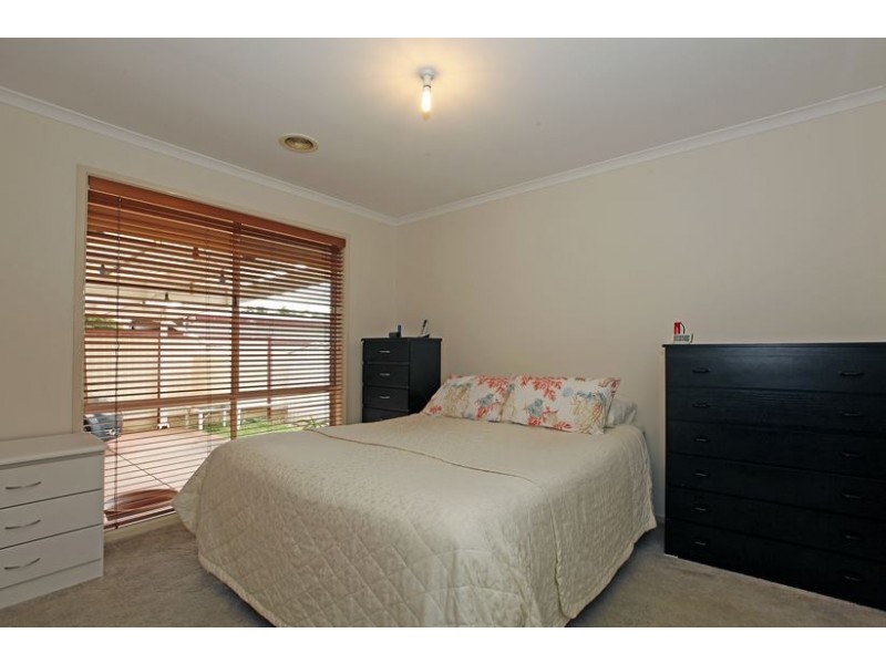 2 Matthews Crescent, Roxburgh Park VIC 3064