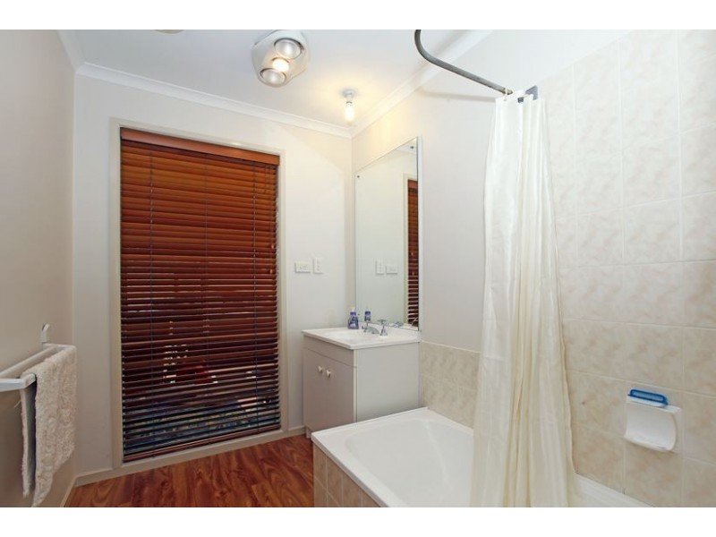 2 Matthews Crescent, Roxburgh Park VIC 3064