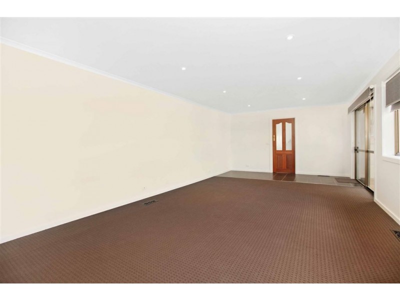 8 Tunbridge Crescent, Lalor VIC 3075