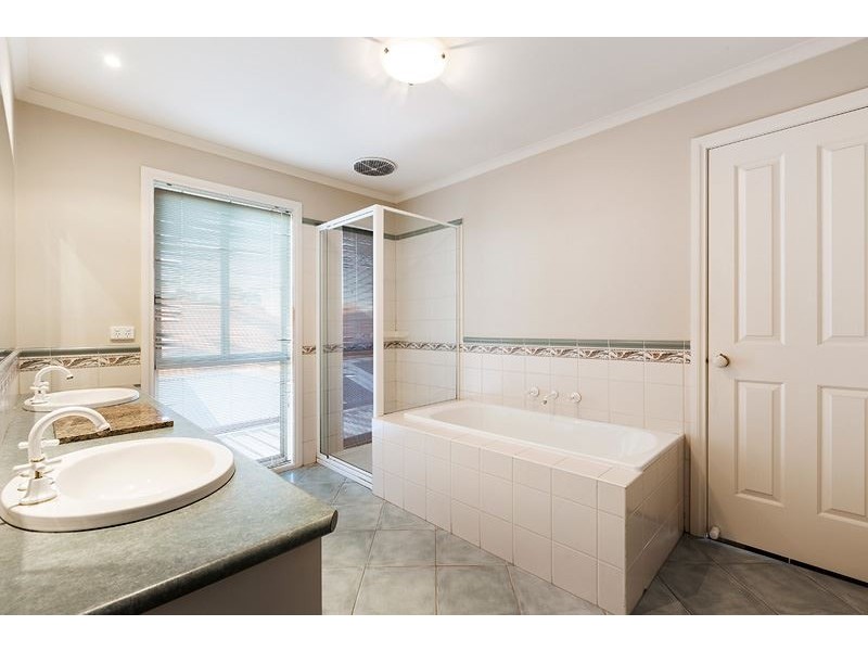 25 The Lakes Boulevard, South Morang VIC 3752