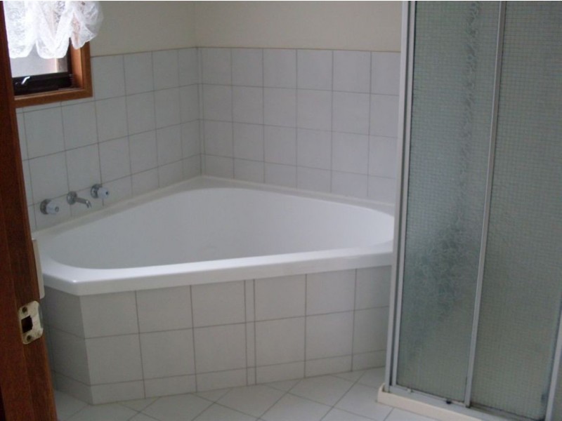 70 Prince Of Wales Avenue, Mill Park VIC 3082