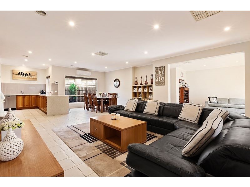 21 The Lakes Boulevard, South Morang VIC 3752