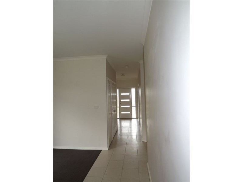 8 Blackrange Avenue, Craigieburn VIC 3064