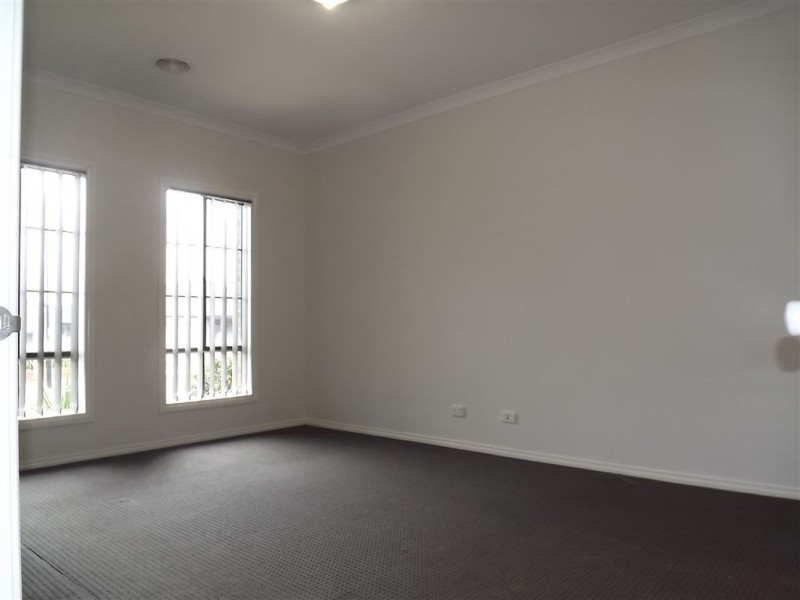 8 Blackrange Avenue, Craigieburn VIC 3064