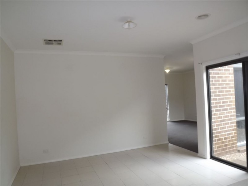 8 Blackrange Avenue, Craigieburn VIC 3064