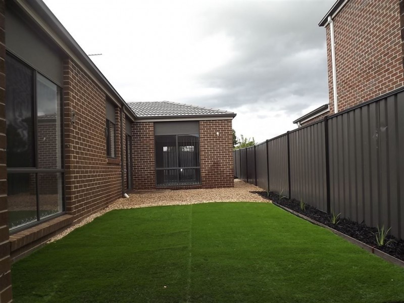 8 Blackrange Avenue, Craigieburn VIC 3064