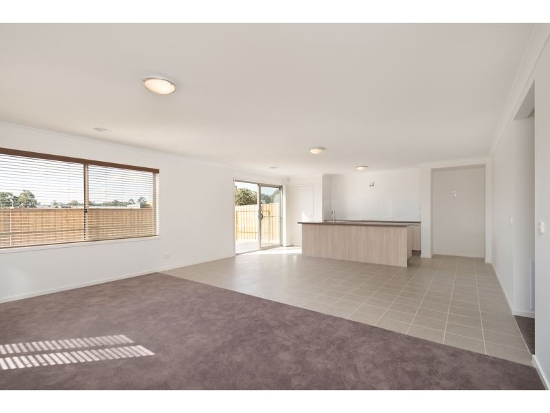 8 Holding Way, Doreen VIC 3754
