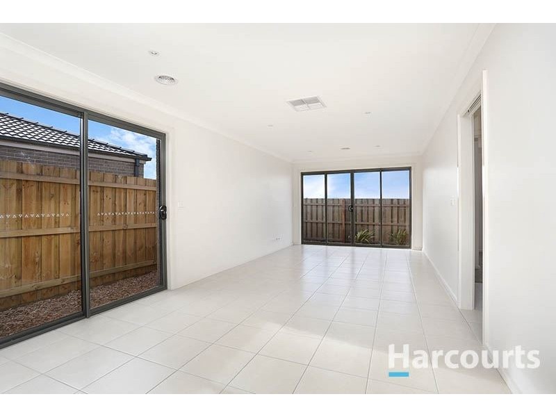 8 Branxholme Street, Wollert VIC 3750