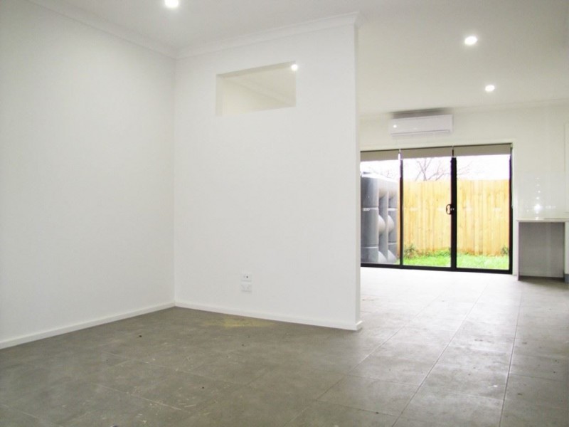 2/57 Rosedale drive, Lalor VIC 3075