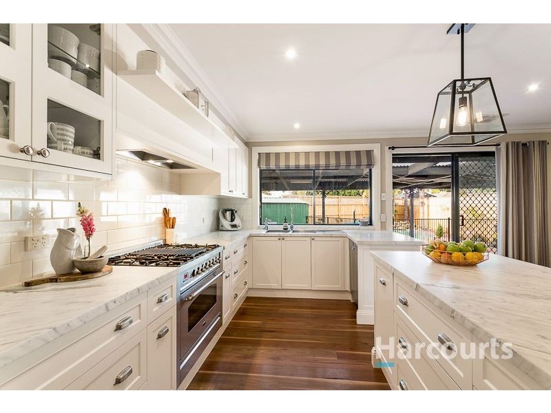 8 Warren Close, Mill Park VIC 3082