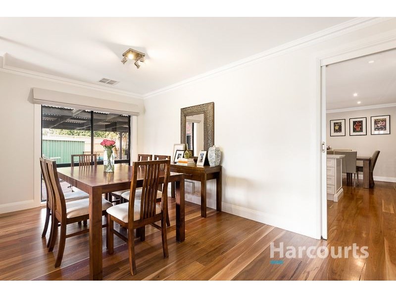 8 Warren Close, Mill Park VIC 3082