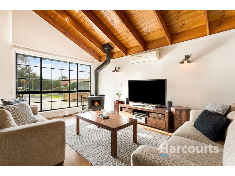 8 Warren Close, Mill Park VIC 3082