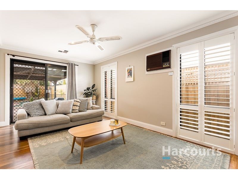 8 Warren Close, Mill Park VIC 3082