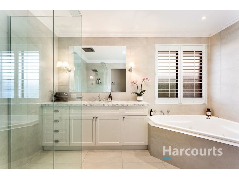 8 Warren Close, Mill Park VIC 3082