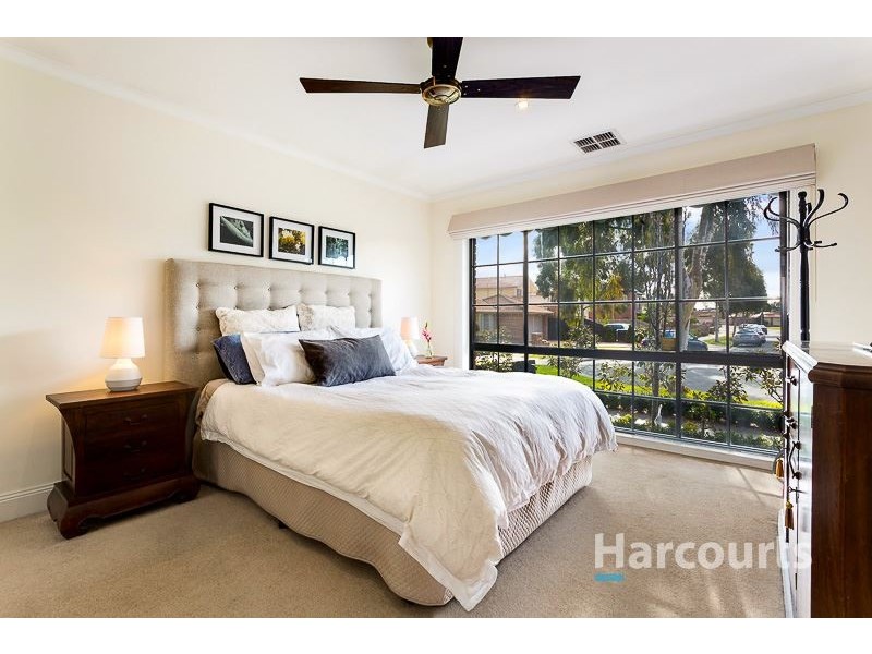 8 Warren Close, Mill Park VIC 3082