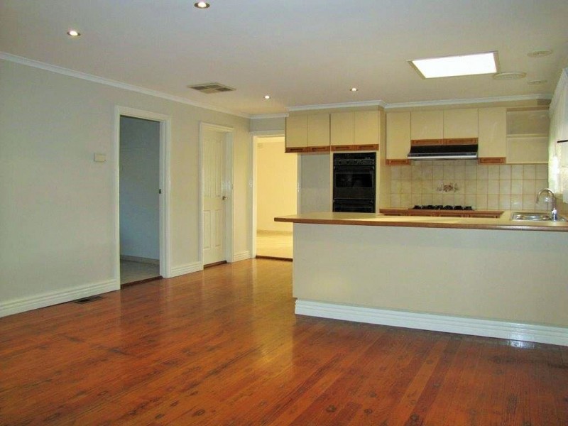 4 Chantal Close, Thomastown VIC 3074