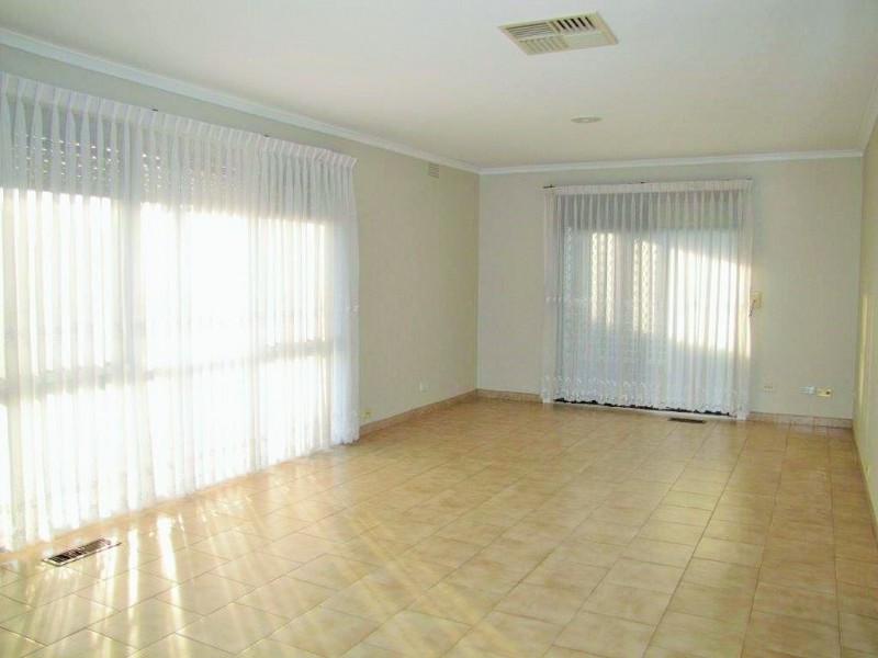 4 Chantal Close, Thomastown VIC 3074