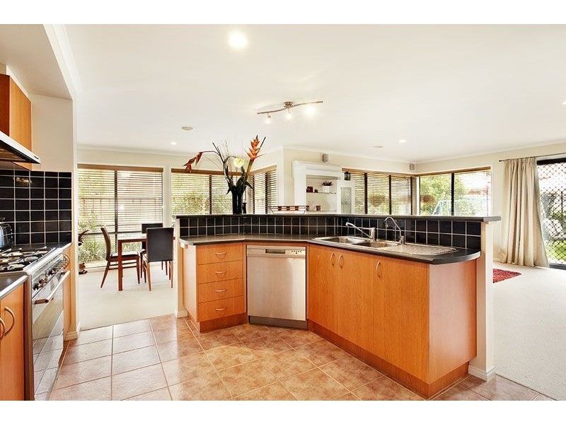 18 Red Oaks Way, South Morang VIC 3752