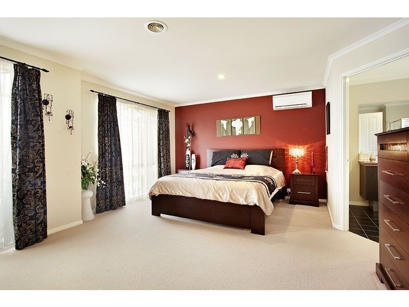 18 Red Oaks Way, South Morang VIC 3752