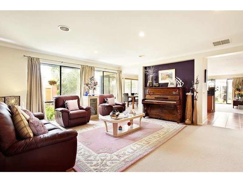 18 Red Oaks Way, South Morang VIC 3752