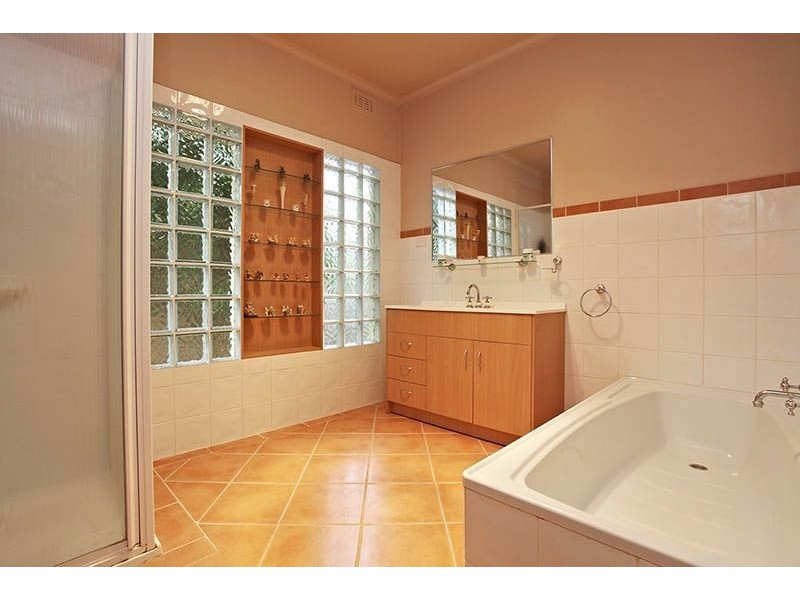 37 Lloyd Avenue, Reservoir VIC 3073