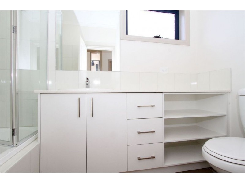 3/105 Rathcown Road, Reservoir VIC 3073