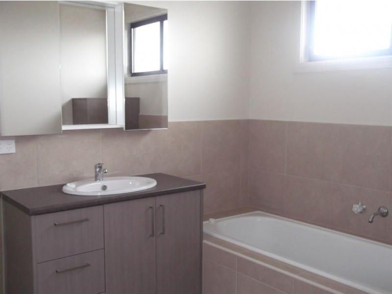 2/5 Barcelona Close, Thomastown VIC 3074