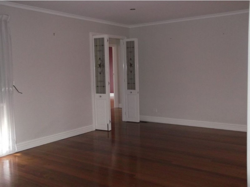 4 Chantal Close, Thomastown VIC 3074