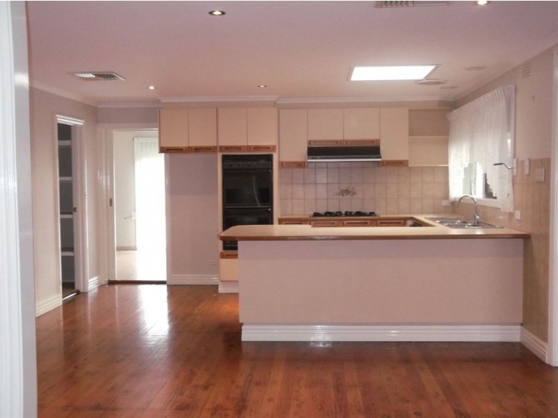 4 Chantal Close, Thomastown VIC 3074