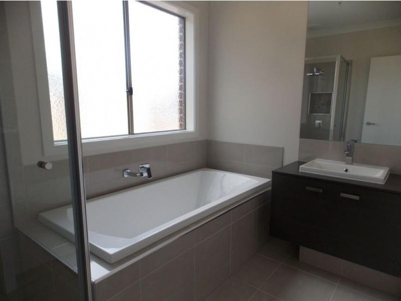 8 Comet Avenue, Doreen VIC 3754